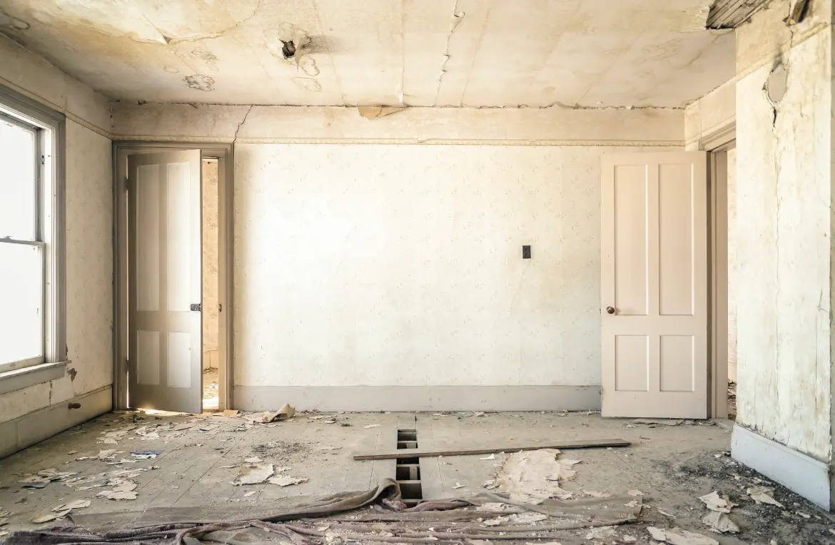 Waste disposal crew managing a cleanout project in Mila Doce